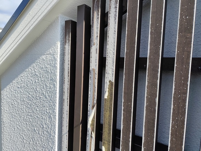 神戸市で住友不動産戸建てのアルミ格子のラッピング剥がれを低価格で修理する前の様子